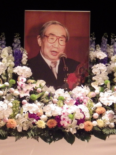 熊倉一雄さんのお別れ会で祭壇に飾られた遺影