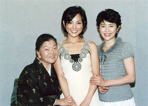 ０６年１２月、ＮＨＫ「ちゅらさん４」について語る（左から）平良とみさん、国仲涼子、田中好子さん