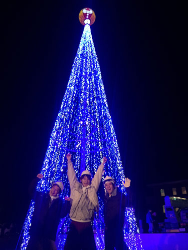 クリスマスツリーの点灯式に参加した（左から）土肥ポン太、「スマイル」瀬戸洋祐、ウーイェイよしたか