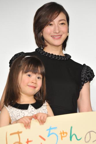 映画「はなちゃんのみそ汁」ジャパンプレミア舞台あいさつに登壇した赤松えみな（左）、広末涼子