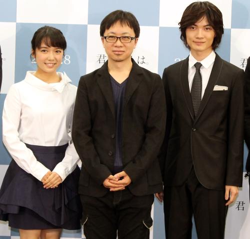 アニメ映画「君の名は。」の製作発表に出席した（左から）上白石萌音、新海誠監督、神木隆之介