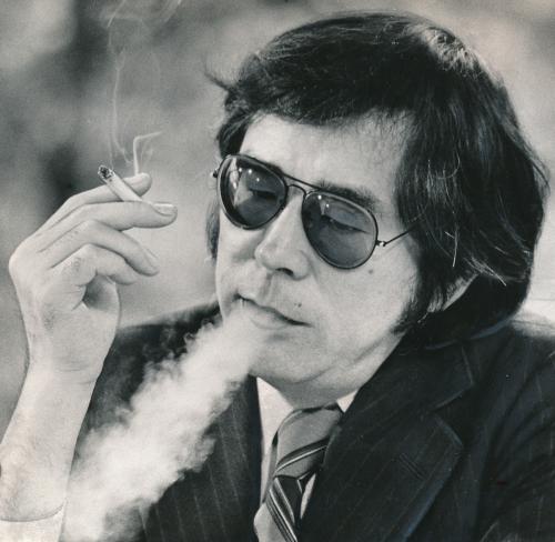 ７９年、トレードマークのサングラス姿でタバコをくゆらす野坂昭如さん