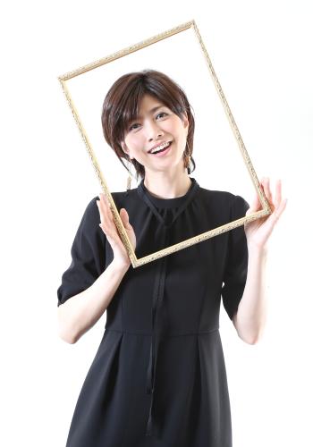 額縁を手にポーズをとる内田有紀。絵になる女優です