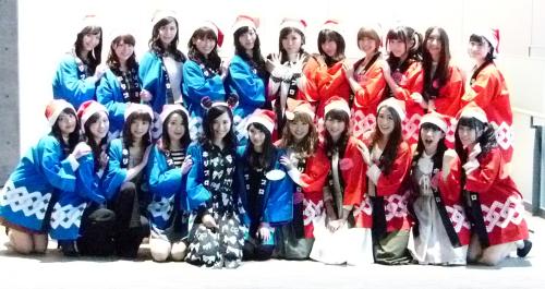 ファン向けのクリスマスイベントを行った浜口順子（前列左から５人目）、木下彩音（同６人目）らホリプロ所属の女性タレント