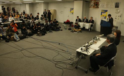 吉田の会見には多くの報道陣が集まった