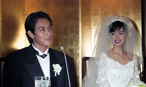 ９７年、結婚披露会見を行う吉田栄作、平子理沙