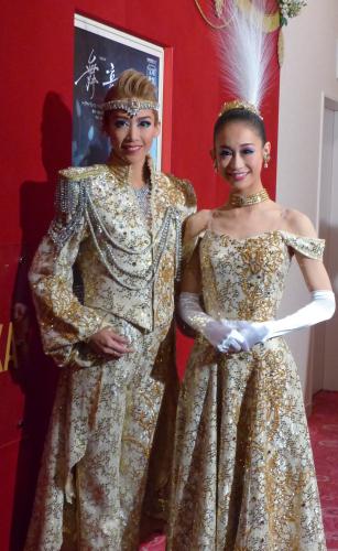 宝塚月組公演の通し舞台稽古後に取材に応じた月組トップコンビの龍真咲（左）と愛希れいか