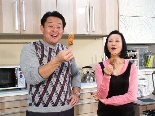 ２８年ぶりに母・藤田紀子の手料理を食べた花田虎上（左）（Ｃ）テレビ東京