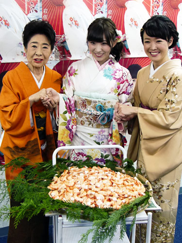 ＡＫＢ４８の岩佐美咲（中央）は応援に駆け付けた中村玉緒（左）、田川寿美に好物のエビを贈られ笑顔