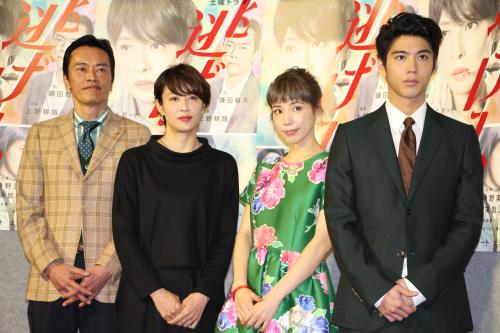 「逃げる女」試写会に登場した（左から）遠藤憲一、水野美紀、仲里依紗、賀来賢人