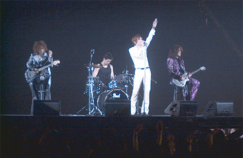 ０１年１月８日、東京ドームで熱唱する「ＴＨＥ　ＹＥＬＬＯＷ　ＭＯＮＫＥＹ