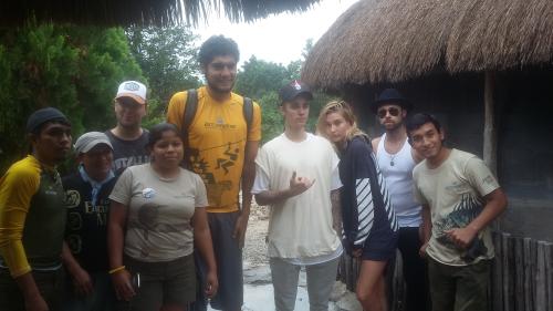メキシコ・マヤ文明の遺跡を訪れ記念撮影をするジャスティン・ビーバー（右から４人目）（ＡＰ）