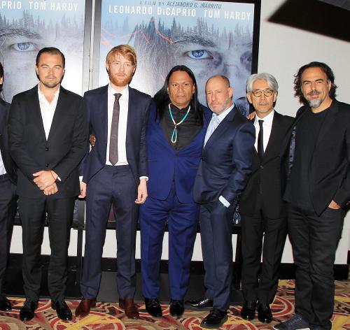 映画「レヴェナント：蘇えりし者」のニューヨークプレミアに主演のレドナルド・ディカプリオ（左）らと出席した坂本龍一（右から２人目）。右はアレハンドロ・ゴンサレス・イニャリトゥ監督