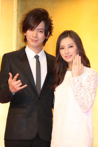 結婚会見で幸せいっぱいの表情のＤＡＩＧＯ（左）と北川景子