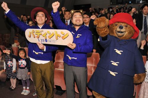 映画「パディントン」前夜祭「クマ祭りイベント」に出席した（左から）佐藤大樹、長谷川俊輔、パディントン