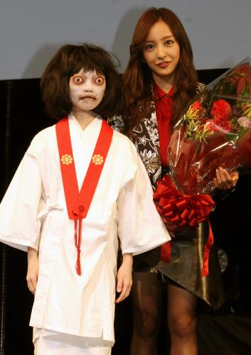 デビュー１０周年イベントを行った板野友美。映画「のぞきめ」に登場する怪異“のぞきめ”がサプライズゲストに