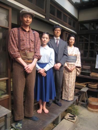 ＮＨＫ連続テレビ小説「とと姉ちゃん」スタジオ取材会に出席した（左から）向井理、高畑充希、西島秀俊、木村多江