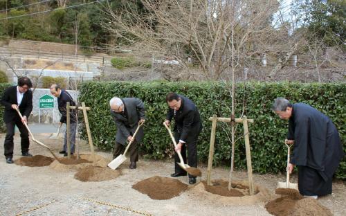 三代目桂春団治さんを追悼する植樹式で、ハナミズキを植える関係者
