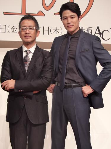 舞台「ライ王のテラス」製作発表に出席した鈴木亮平（右）。左は演出の宮本亜門氏