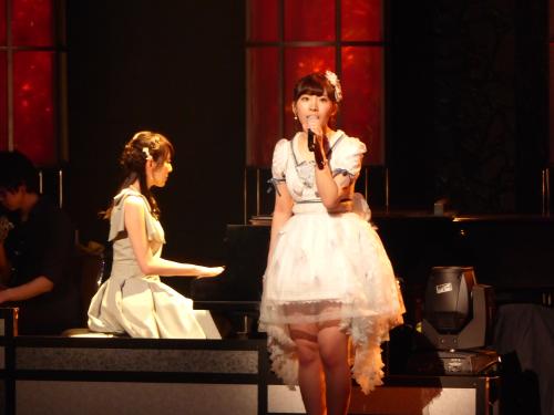 初ソロ公演を実現させたＡＫＢ４８の岩佐美咲。（左）は飛び入りした松井咲子