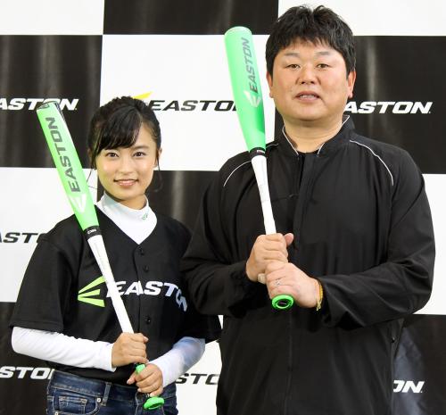 米野球メーカー「ＥＡＳＴＯＮ（イーストン）」のトークイベントに出席した小島瑠璃子（左）と大久保博元氏