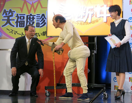 「かい～の」を実演するＮＴＴ西日本・村尾和俊社長（左）と間寛平（中）、宇都宮まき