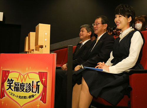 体験会で「笑い」を測定する（左から）よしもとクリエイティブ・エージェンシー・戸田義人副社長、ＮＴＴ西日本・村尾和俊社長、体験会で「笑い」を測定する