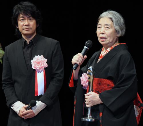 「第３７回ヨコハマ映画祭」に出席した樹木希林と永瀬正敏