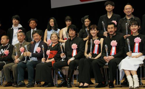 「第３７回ヨコハマ映画祭」に出席した樹木希林（中央左）永瀬正敏（同右）ら受賞者