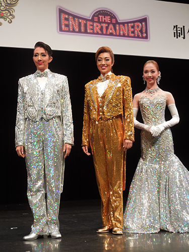 ミュージカル「こうもり」の制作発表に出席した宝塚歌劇団星組トップスターの北翔海莉（中央）とトップ娘役・妃海風（右）、紅ゆずる