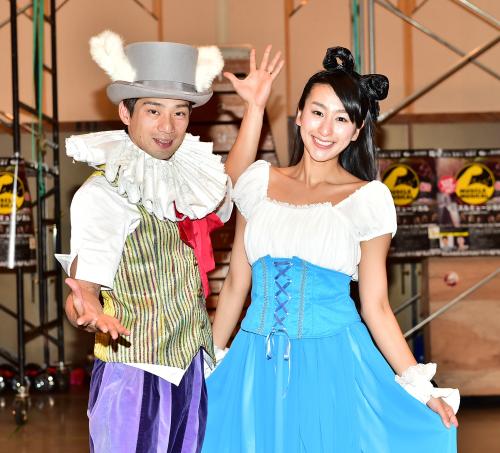舞台「マッスルミュージカル～ふしぎの国のアリス～」の稽古を行った浅田舞。左は総合演出の池谷直樹