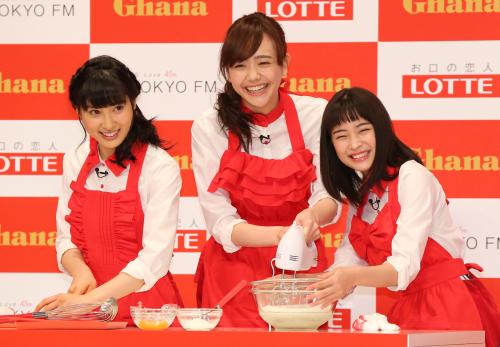 楽しそうにシェアガトーショコラを調理する（左から）土屋太鳳、松井愛莉、広瀬すず