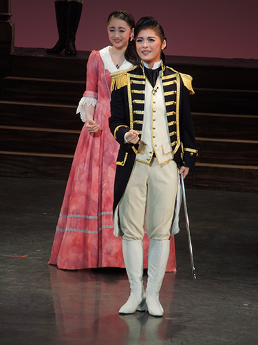 宝塚音楽学校の文化祭で演劇の主役を務めた君島憂樹さん（右）。左はヒロイン役の名子ひとみさん
