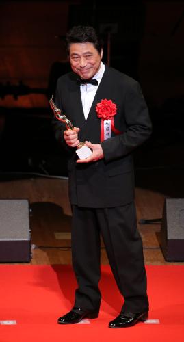 毎日映画コンクール表彰式に登壇した男優助演賞受賞の加藤健一