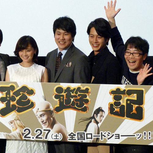 試写会に登場した（左から）倉科カナ、松山ケンイチ、溝端淳平、飛び入り参加した鈴木拓