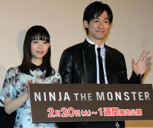 映画「ＮＩＮＪＡ　ＴＨＥ　ＭＯＮＳＴＥＲ」の特別上映会で、舞台あいさつしたディーン・フジオカ（右）と森川葵