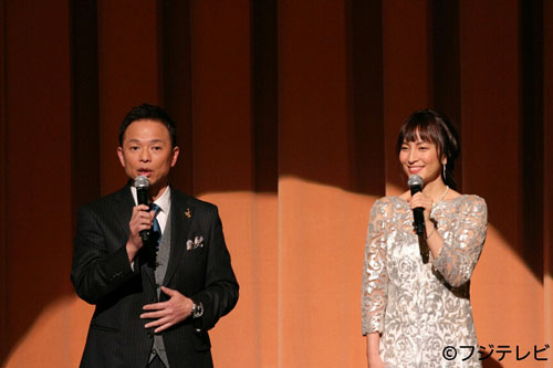 「ＭＵＳＩＣ　ＦＡＩＲ」放送２６００回記念コンサートの司会を務めた（左から）恵俊彰と鈴木杏樹