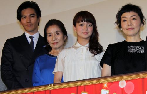映画「あやしい彼女」の完成披露試写会に出席した（左から）要潤、倍賞美津子、多部未華子、小林聡美