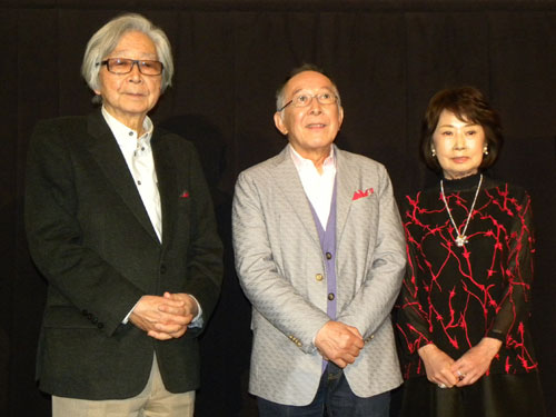 大阪市内で舞台あいさつした（左から）山田洋次監督、橋爪功、吉行和子