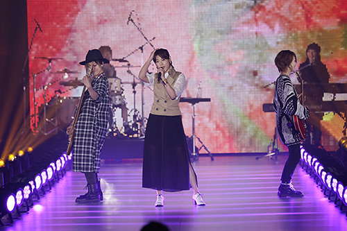 瀧本美織（中央）率いるバンド「ＬＡＧＯＯＮ」が関西コレクションでオープニングアクト