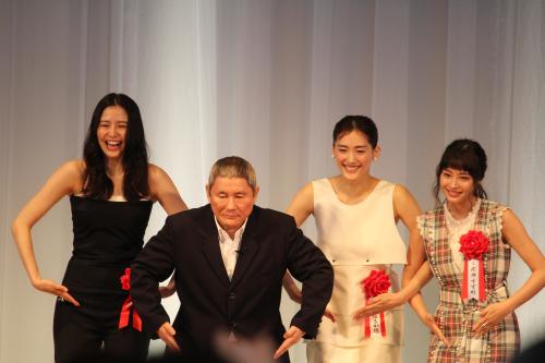「東京スポーツ映画大賞」授賞式でコマネチポーズを披露する（左から）長澤まさみ、ビートたけし、綾瀬はるか、広瀬すず