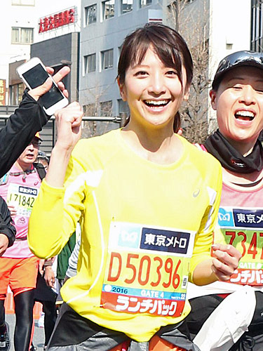 関係者らに囲まれ笑顔で力走する日本テレビ・笹崎里菜アナ