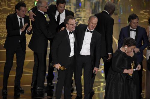 作品賞に輝いた「スポットライト　世紀のスクープ」のトム・マッカーシー監督（中央左）と主演のマイケル・キートン（中央右）（ＡＰ）