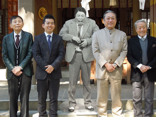 藤山寛美さん二十七回忌追善公演の成功を祈願した（左から）小島慶四郎、藤山扇治郎、渋谷天外、高田次郎