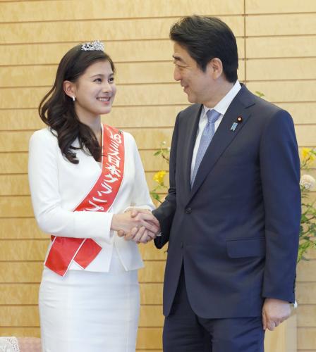 ミス日本グランプリの松野未佳さんと握手する安倍首相