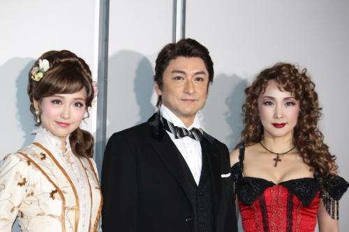 ミュージカル「ジキル＆ハイド」初日囲み取材に出席した（左から）笹本玲奈、石丸幹二、濱田めぐみ