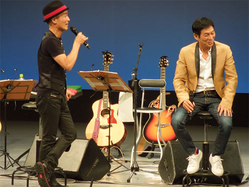大平サブロー（左）の４０周年＆還暦ライブにゲスト出演した明石家さんま