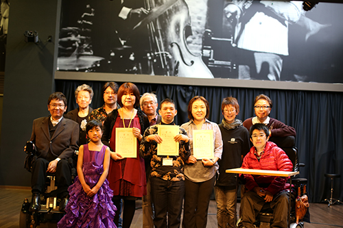 ゴールドコンサート仙台大会で優勝した笙ＹＵＵさん（中央）と各賞受賞者