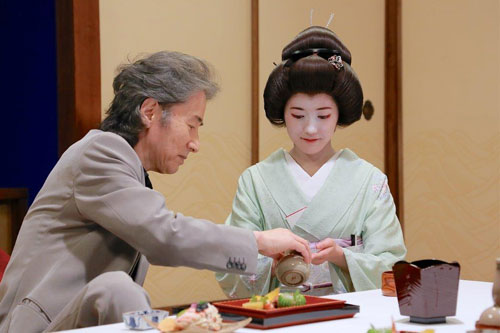 テレビ朝日「地方紙を買う女」で初めて芸者を演じ、田村正和（左）が演じる作家の酌を受ける渡辺麻友