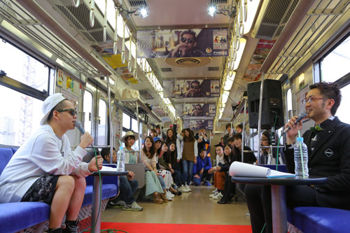 ＪＲ大阪環状線の列車内でＦＭ８０２の公開収録を行った清水翔太（左）
